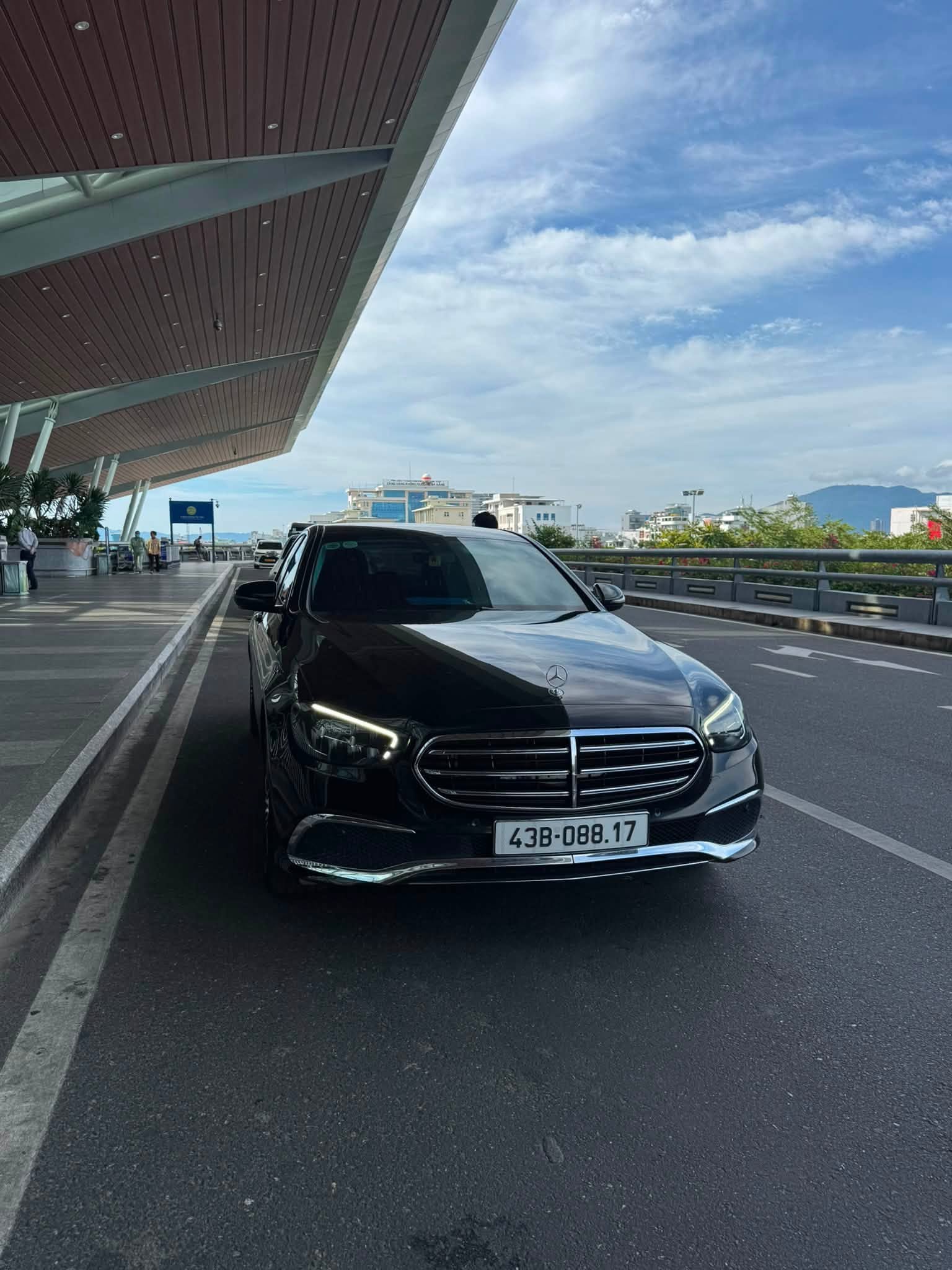 Mercedes E 200 Exclusive 2025 — ảnh 1